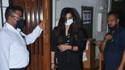 Rashmika dating : மும்பையில் பிரபல நடிகருடன் டேட்டிங் சென்ற ராஷ்மிகா.... இணையத்தில் தீயாய் பரவும் போட்டோஸ்