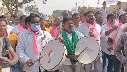 TRS Protest: చావుడప్పు కొట్టి, పాడెమోసిన టీఆర్ఎస్ ఎమ్మెల్యే రసమయి (Video)