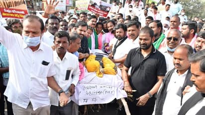 స్వయంగా చావు డప్పు కొట్టిన మంత్రి శ్రీనివాస్ గౌడ్...  మహబూబ్ నగర్ లో టీఆర్ఎస్ నిరసన (ఫోటోలు)