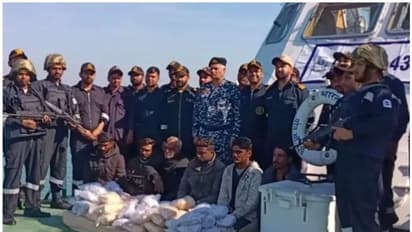 Pak boat seized with heroin : 400 കോടിയുടെ ലഹരിയുമായെത്തിയ പാക് ബോട്ട് ഗുജറാത്തില് പിടിയില്