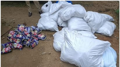 ചാക്കില് ജൈവവളമെന്ന്: പൊലീസെത്തി തുറന്നപ്പോള് വന് ഹാന്സ് ശേഖരം