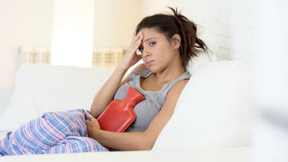 భరించలేని పీరియడ్స్ నొప్పిని తగ్గించే ఇంటి చిట్కాలు.. చామంతి టీ నుంచి హీటింగ్ ప్యాడ్ వరకు ఏవి తగ్గిస్తాయంటే?