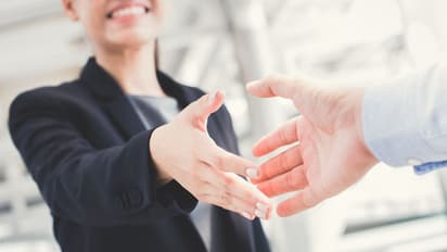 Foot shake : ക്രിസ്മസ് - ന്യൂഇയര് ആഘോഷം; ഹസ്തദാനം ഒഴിവാക്കൂ പകരം ഇങ്ങനെ ചെയ്യാം