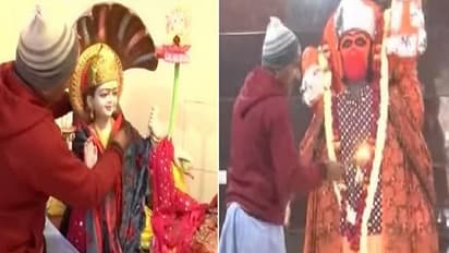 దేవతలు చలికి ఒణుకుతున్నారంటూ... విగ్రహాలకు శాలువాలు కప్పుతున్న పూజారి..