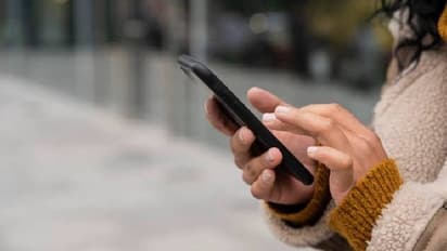 Woman called 999 : കാമുകന്‍ ആവശ്യത്തിന് ഉമ്മ തരുന്നില്ല, എമര്‍ജന്‍സി നമ്പറില്‍ വിളിച്ച് യുവതിയുടെ പരാതി