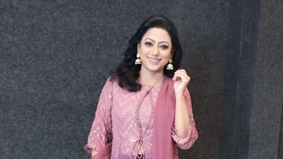 விஜய் டிவி பாக்கியலட்சுமியா இது? மாடன் உடையில் சின்ன பொண்ணு போல் இருக்கும் பாக்கியா  (  சுசித்ரா)...