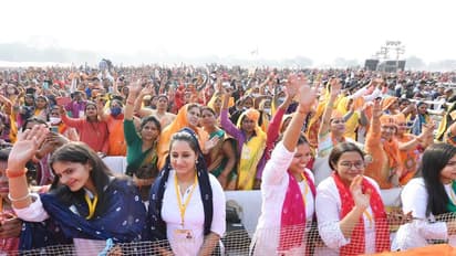 PM In Prayagraj : महिला से मोदी ने पूछा - 50 हजार रुपए लेकर जाती हैं, डर नहीं लगता,  बैंक सखी ने दिया ये जवाब