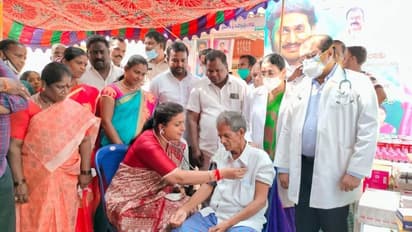 Doctor Roja: திடீரென ஸ்டெதாஸ்கோப்வுடன் தொகுதி மக்களுக்கு மருத்துவம் பார்த்த ரோஜா. வைரஸ் வீடியோ.