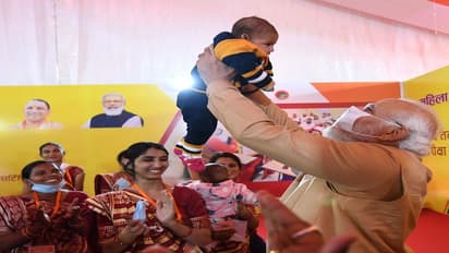 PM Modi का दिखा अनोखा अंदाज : बच्चों को देख खुद को रोक नहीं पाएं, हवा में उछाला..दुलारा, देखिए शानदार तस्वीरें