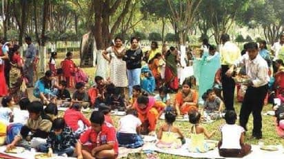 Student Picnic: আদিবাসী পড়ুয়াদের বিদ্যালয়মুখী করতে নাচে-গানে মজার বনভোজন