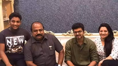 ஸ்கெட்ச் போட்டு வளைத்த வருமானவரித்துறை.. விஜய் மாமாவுக்கு ஆப்பு.. ஆடிப்போன எஸ்ஏசி.