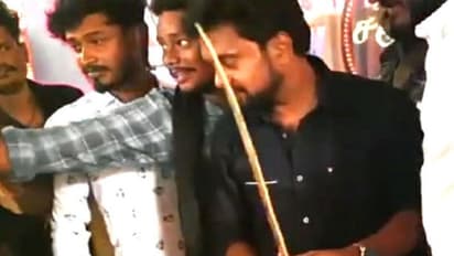 பட்டாக்கத்தியால் கேக் வெட்டிய விஜய் ரசிகர்கள்…தலைதூக்கும் ஆயுத கலாச்சாரம்.. வைரல் வீடியோ !