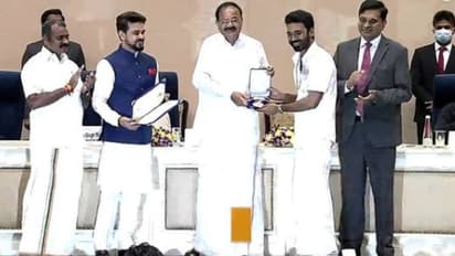 Dhanush with coat suit : வேட்டியை புறக்கணித்த பிரபலம்.. கோட் சூட்டுடன் பாலிவுட் படவிழாவில் தனுஷ்..