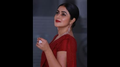 ఎర్ర చీరలో యాటిట్యూడ్ చూపిస్తున్న బోల్డ్ హీరోయిన్ పూర్ణ... బుస కొడుతున్న ఆమె అందాలకు కుర్రకారు దాసోహం