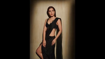 Raashii Khanna: ஜாக்கெட் போடாமல் சேலை கட்டுவது பழசு! தொடையை காட்டியபடி புடவையில் தூள் கிளப்பும் ராஷி கண்ணா!