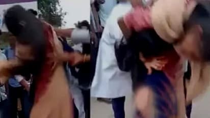 Visakhapatnam Girls Fight: విశాఖపట్నంలో  బాయ్‌ఫ్రెండ్ కోసం కొట్టుకున్న ఇద్దరు అమ్మాయిలు.. రచ్చ మాములుగా లేదుగా