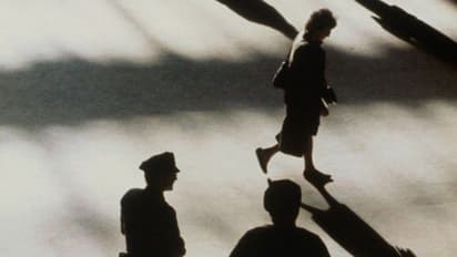 Policewoman forces man: நான் போட்டிருக்கும் பேண்டை சுத்தம் பண்ணுடா... இளைஞரை நடுரோட்டில் அறைந்த பெண் போலீஸ்..!