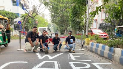 রাস্তায় খানাখন্দ, লেগেই ছিল দুর্ঘটনা, মেরামতিতে নামল ক্যালকাটা ৬৪ ক্যাফে
