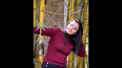 Aparna Das: நீச்சல் குளம் அருகே... பாத் டவலோடு நின்று கவர்ச்சியில் கிக் ஏற்றும் 'பீஸ்ட்' பட நடிகை அபர்ணா தாஸ்!