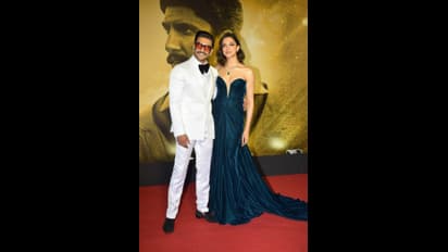 ব্যাকগ্রাউন্ডে গেহরাইয়া, আর আর আর ছবির গানে মাতলেন রণবীর সিং