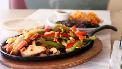 Christmas Special Recipe: সহজে বানিয়ে নিন রেস্তোরাঁর স্বাদে চিকেন সিজলার্স, মেতে উঠুক বড়দিনের পার্টি