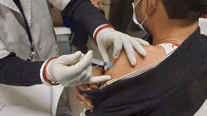 தமிழகத்தில் நடந்து முடிந்த 16வது மெகா முகாம்.... 17.31 லட்சம் பேருக்கு தடுப்பூசி!!