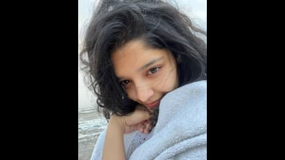 Ritika Singh: சல்லாடை போன்ற ட்ரான்ஸ்பரென்ட் கிளாமர் உடையில்... கடற்கரையை சூடேற்றிய ரித்திகா சிங்!
