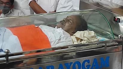 നിലപാടുകളില്‍ ഉറച്ച് നിന്ന നേതാവിന് അന്തിമോപചാരമര്‍പ്പിക്കാന്‍ രാഹുലും മമ്മൂട്ടിയും അടക്കം പതിനായിരങ്ങള്‍