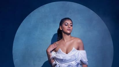 Yashika: டக்குன்னு பார்த்தா.. பக்குன்னு ஆகுதே? ஸ்ட்ராப் லெஸ் கவர்ச்சியில் எக்கு தப்பா போஸ் கொடுத்த யாஷிகா!