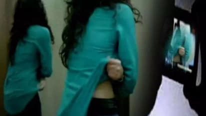 सबसे बड़े शॉपिंग मॉल में शर्मनाक हरकत: महिला के कपड़े उतरवाए, वो रोती रही पर किसी को शर्म नहीं आई..वजह इतनी सी