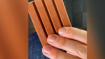 Viral Video :  കിറ്റ് കാറ്റ് ബാര്‍ കൊണ്ട് തക്കാളി മുറിക്കാന്‍ പറ്റുമോ? വീഡിയോ കാണാം...