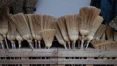 বাড়ি ঝাঁট দেওয়ার সঠিক সময় কী? জ্যোতিষশাস্ত্রের ব্যাখ্যা জেনে নিন