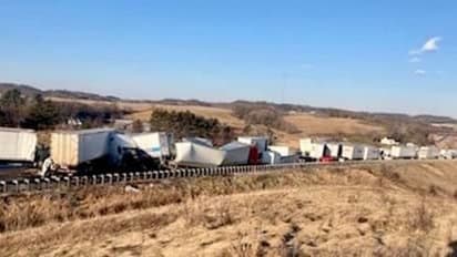 అదుపుతప్పి.. అమెరికా హైవేపై కుప్పలుగా సుమారు 100 వాహనాలు.. కారణమిదే