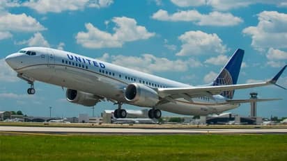 Omicron ने फेरा क्रिसमस और नए साल के जश्न पर पानी; USA में 131 फ्लाइट कैंसल, भारत में भी सख्ती