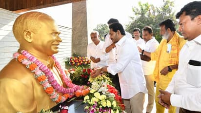 వైఎస్సార్ జయంతి .. ఇడుపులపాయలో రాజశేఖర్ రెడ్డికి వైఎస్ జగన్, విజయమ్మ నివాళులు