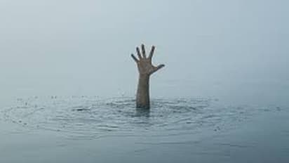 నడి సంద్రంలో మునిగిన పడవ.. 11 మంది మృతి.. కొనసాగుతున్న గాలింపులు