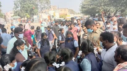 வீட்டில் யாரும் இல்லையா.. வீடியா கால் வா..அத்துமீறிய அரசு பள்ளி ஆசிரியர்.. கொதித்தெழுத்த மாணவிகள்..