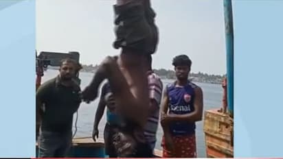 Alleged theft attack: മൊബൈൽ മോഷണം ആരോപിച്ച് സഹപ്രവർത്തകർ യുവാവിനെ തലകീഴായി കെട്ടിത്തൂക്കി മർദ്ദിച്ചു