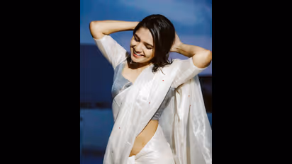 Vani Bhojan saree style : அட.. சீரியல் டு ஹீரோயின்..சேலையில் கூட கிளாமர் தான்..சிலீவ் லெஸ்ஸில் வாணி..