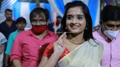 ഉദ്ഘാടന ചടങ്ങിനെത്തിയ ഗോപികയെ പൊതിഞ്ഞ് വീട്ടമ്മമാർ, വീഡിയോ