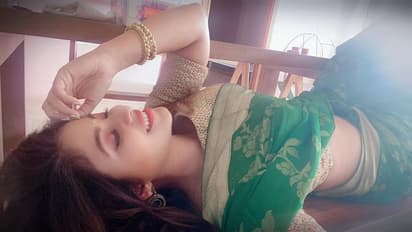 Anjali photos : லோ நெக்.. சன்னலில் இருந்து எட்டிப்பார்க்கும் அஞ்சலி..