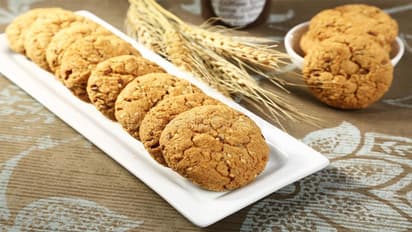 Kitchen Tips: मैदे की अनहेल्दी मिठाई छोड़कर आज ही ट्राई करें मल्टीग्रेन नानखटाई, ओवन की जगह करें कुकर का यूज