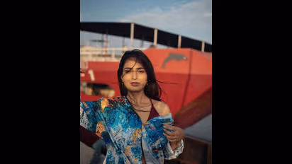 'వకీల్ సాబ్' అనన్య బోల్డ్ షో.. షర్ట్ ఓపెన్ చేసి మరీ, కిల్లర్ లేడి తరహాలో ఫోజులు