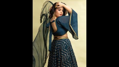 Sreemukhi: నడుము సొగసుతో ప్రాణాలు తోడేస్తోంది, అందాల బొమ్మ అంటున్న నెటిజన్లు.. శ్రీముఖి స్టన్నింగ్ పిక్స్