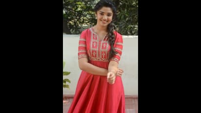 Krithi Shetty about Lipkiss: క్యూట్ అందాలతో కిల్ చేస్తున్న ఉప్పెన భామ.. సిగరేట్ తాగడం ప్రాక్టీస్ చేశానంటూ