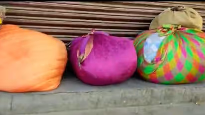 ఐదు చీరలకు ఒక పాత్ర.. స్టీల్ సామాను షాపుల్లోకి బతుకమ్మ సారె, వీడియో వైరల్