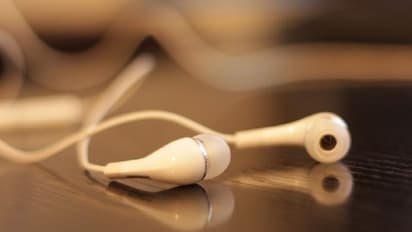 Hearing Loss : എപ്പോഴും ഇയര്‍ ഫോണിലാണോ? എങ്കില്‍ നിങ്ങളറിയേണ്ടത്...