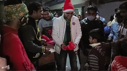 Christmas 2021: জমানো টাকা দিয়ে 'বড়' গিফট, ভবঘুরেদের স্যান্টাক্লজ পড়ুয়ারা