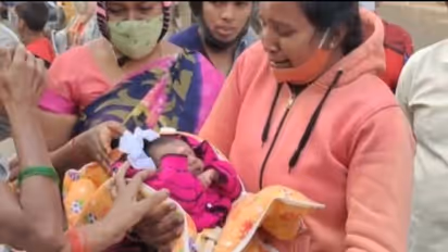 Peddapalli:పండంటి బిడ్డకు జన్మనిచ్చి... హాస్పిటల్ బాత్రూంలోనే బాలింత ఆత్మహత్య (Video)