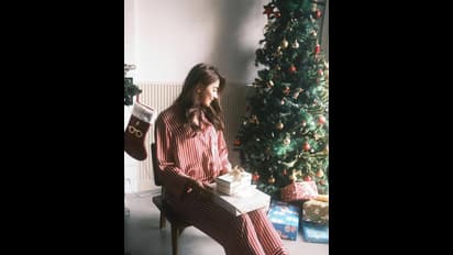 క్రిస్మస్‌ వేడుకలో హాట్‌ బ్యూటీ పూజా హెగ్డే .. సిగ్గులొలికిస్తూ కట్టిపడేస్తున్న ప్రభాస్‌ హీరోయిన్‌